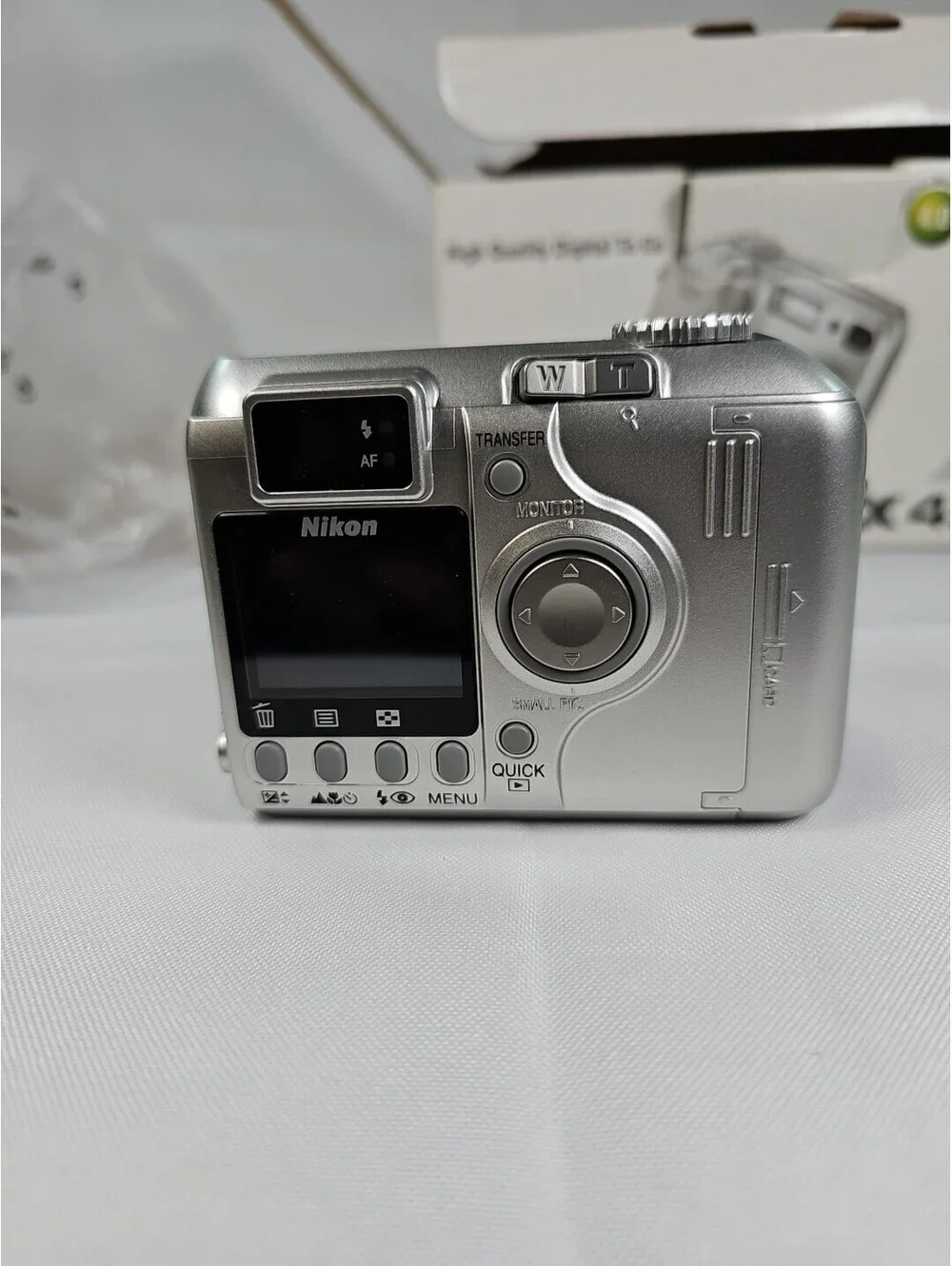 New Nikon COOLPIX 4200 4.0MP Digital Camera Silver Box Manual & Battery Charger